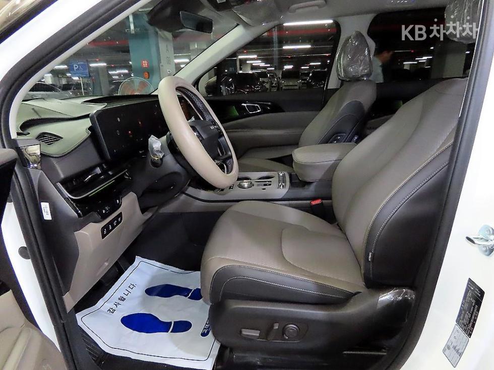 2025 Kia 4 photo