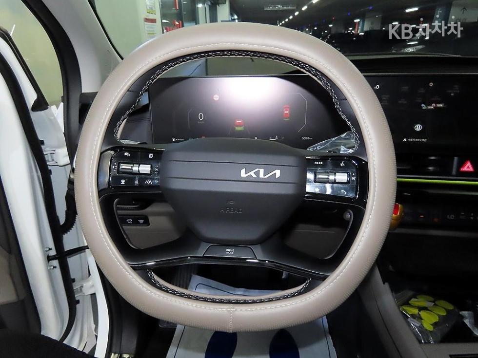 2025 Kia 4 photo