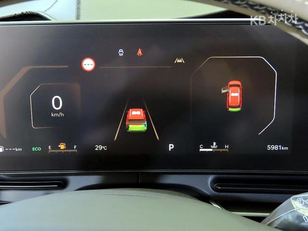 2025 Kia 4 photo