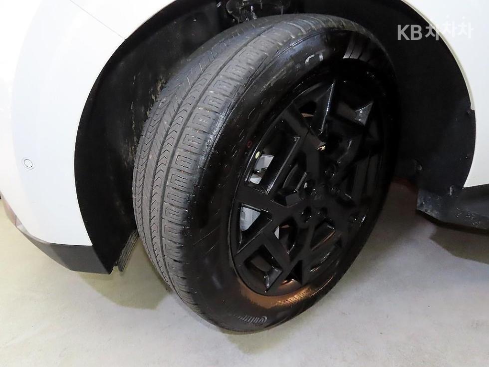 2025 Kia 4 photo