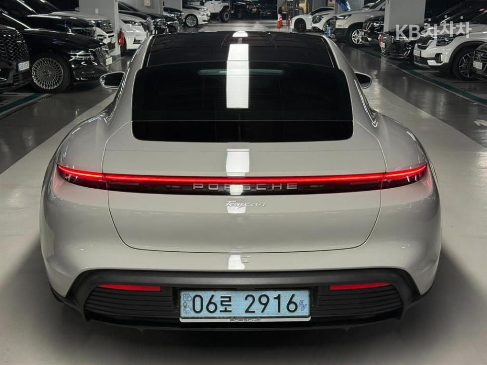 Porsche Taycan — miniaturë 3