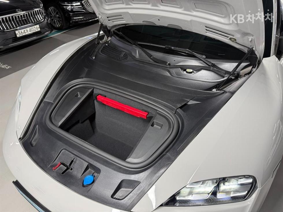 Porsche Taycan — miniaturë 5