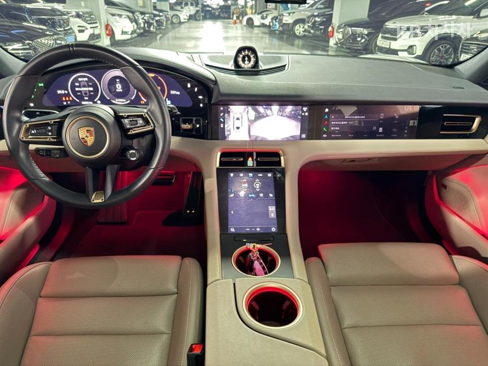 Porsche Taycan — miniaturë 7