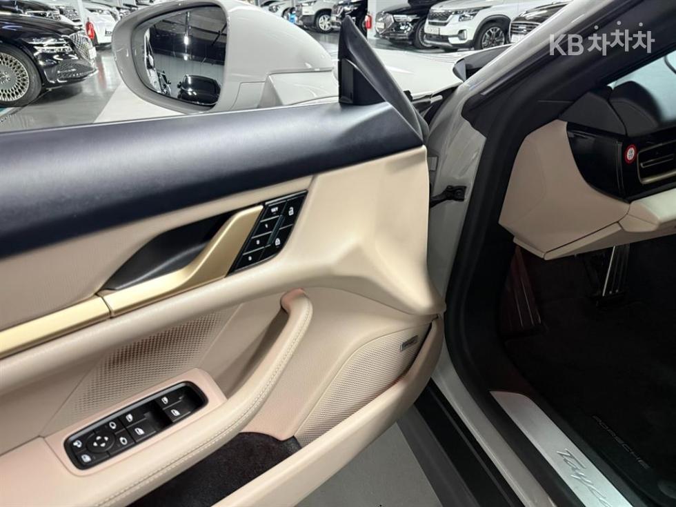Porsche Taycan — miniaturë 11