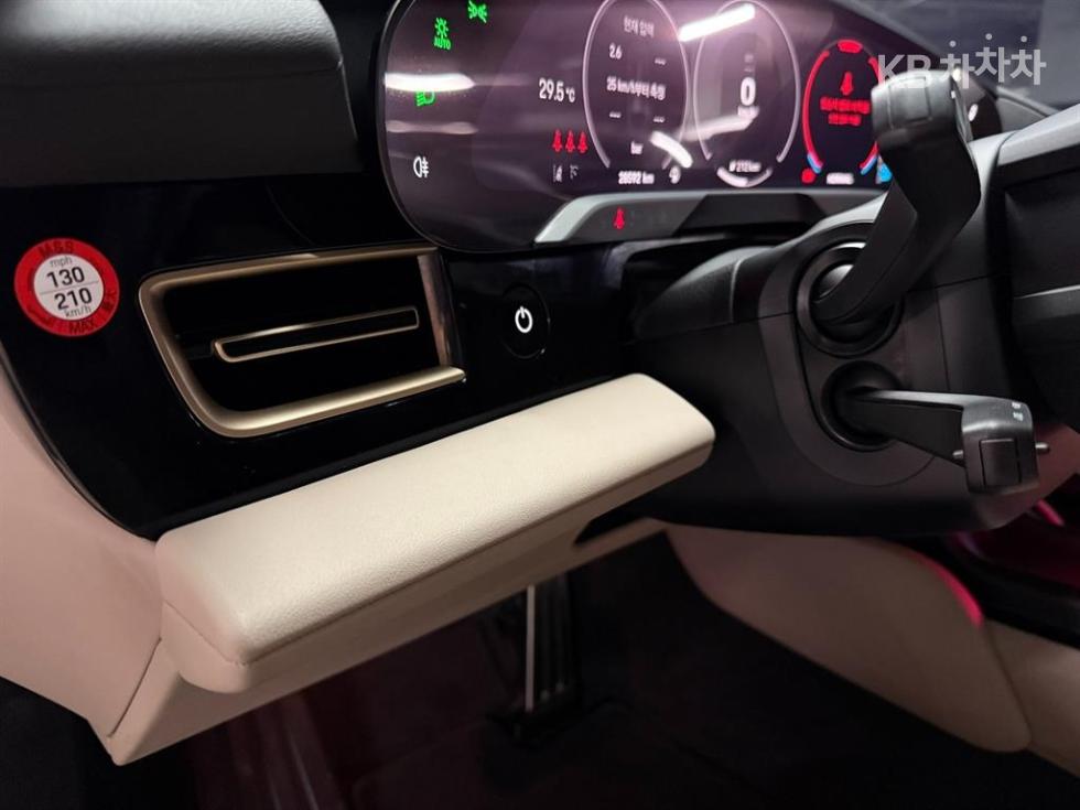 Porsche Taycan — miniaturë 12