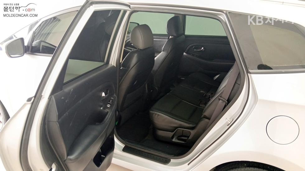 Kia Carens — miniaturë 15