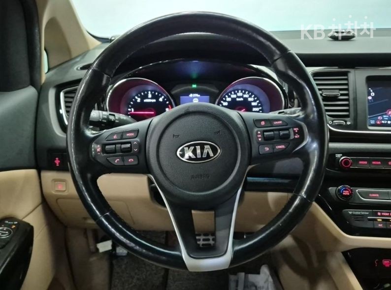 Kia Carnival — miniaturë 9