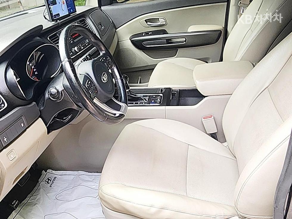 Kia Carnival — miniaturë 8