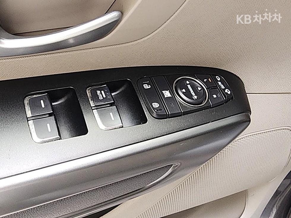 Kia Carnival — miniaturë 9