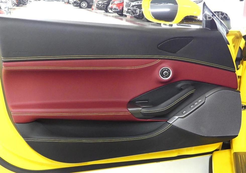 Ferrari Portofino — miniaturë 12