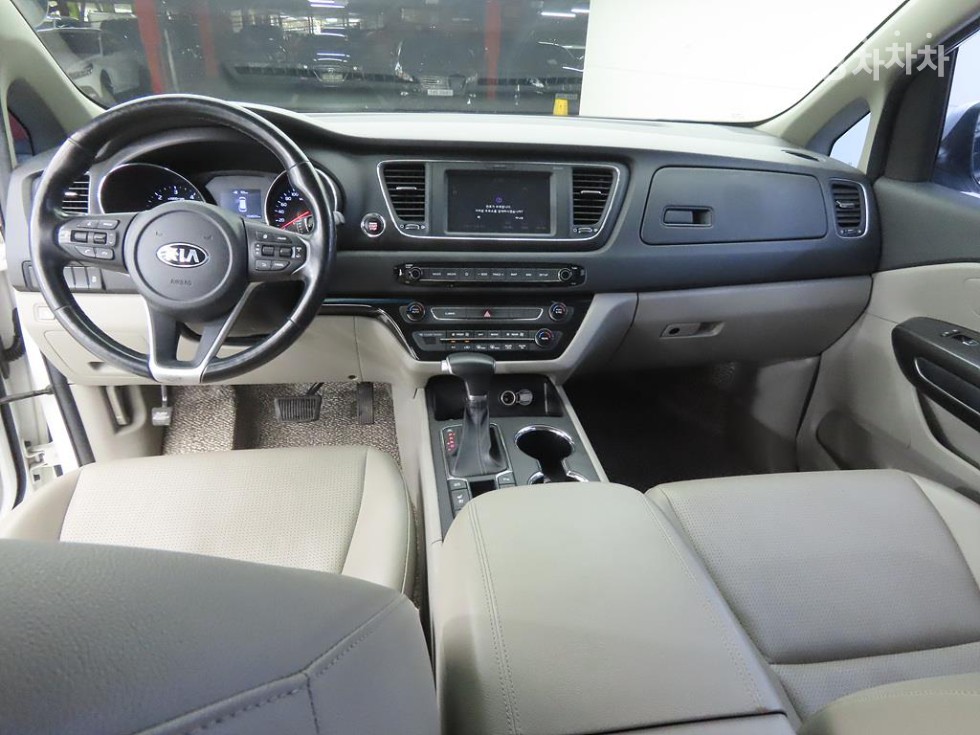 Kia Carnival — miniaturë 8