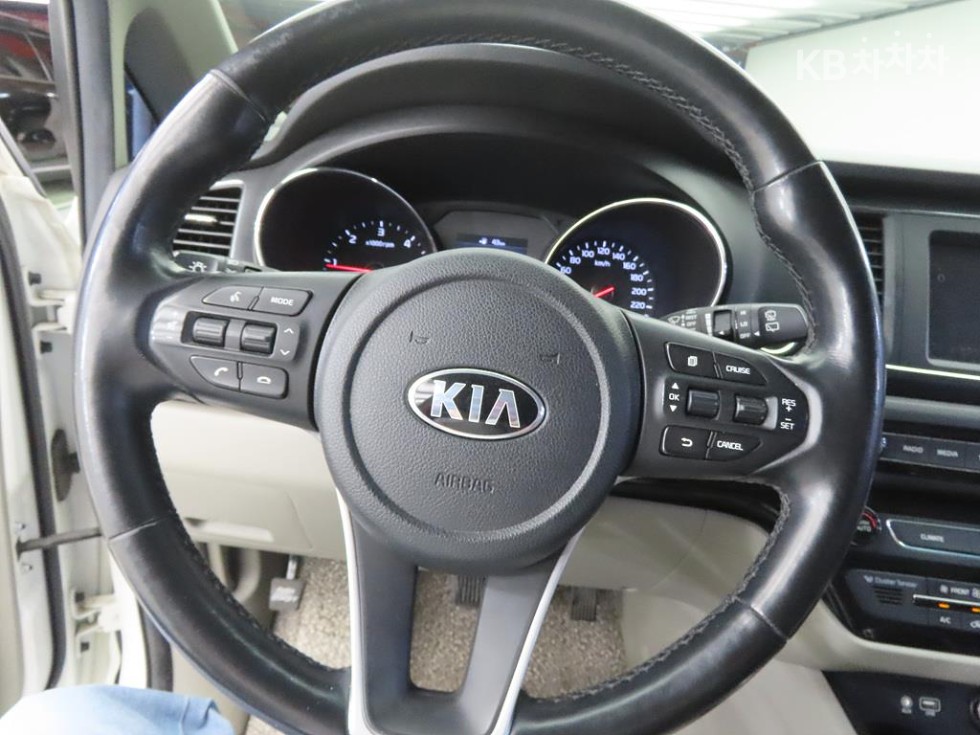 Kia Carnival — miniaturë 9