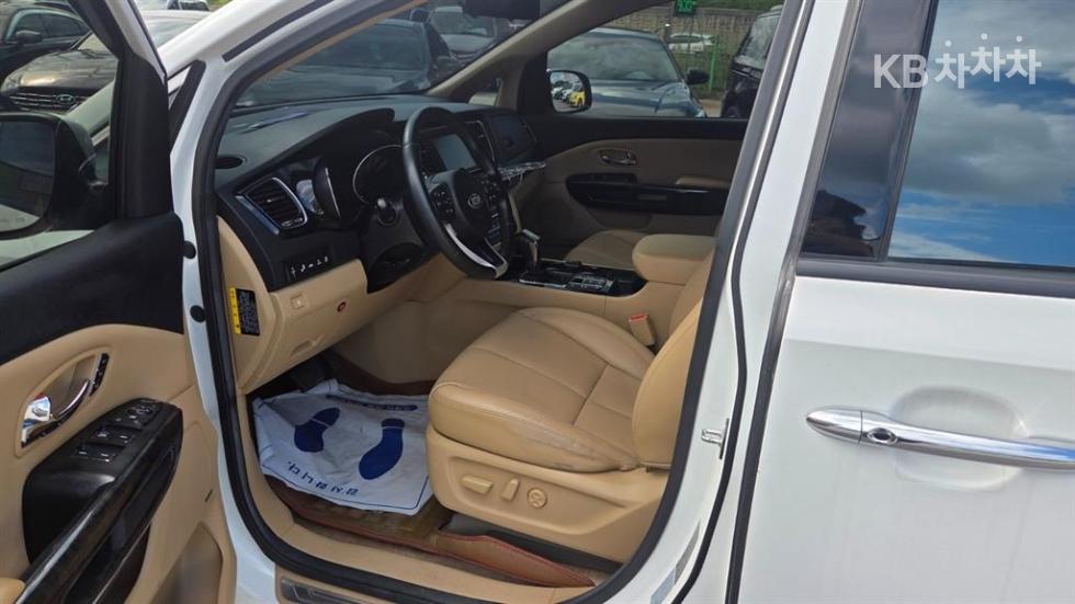 Kia Carnival — miniaturë 20