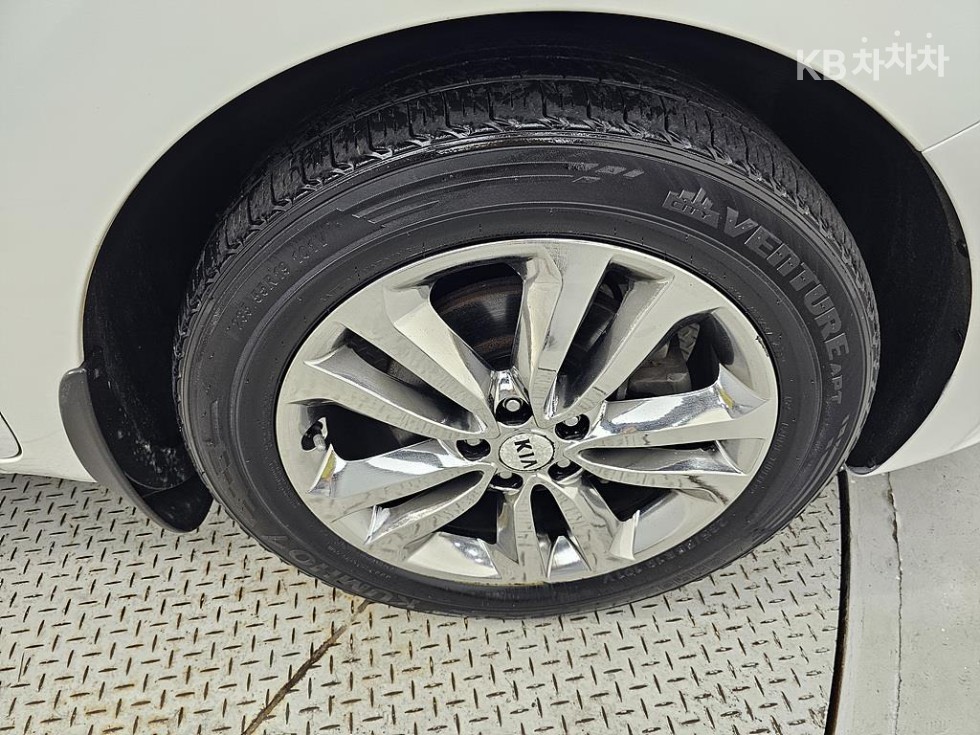 Kia Carnival — miniaturë 20