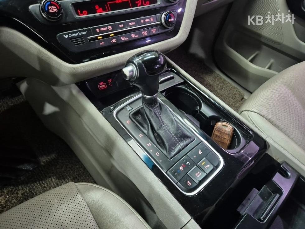 Kia Carnival — miniaturë 8