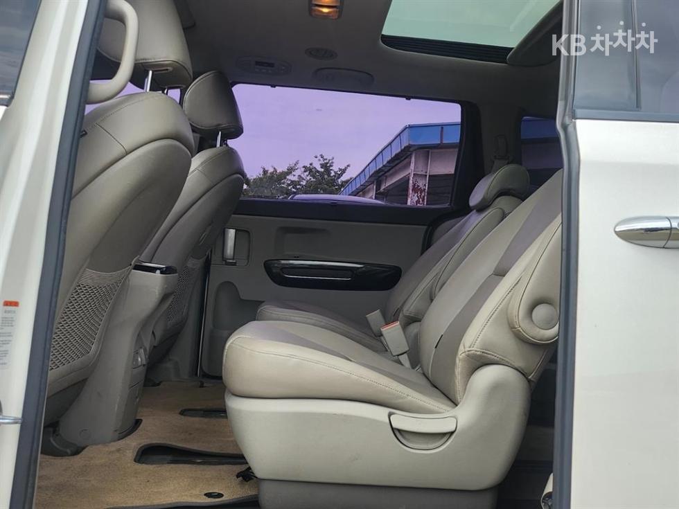 Kia Carnival — miniaturë 8
