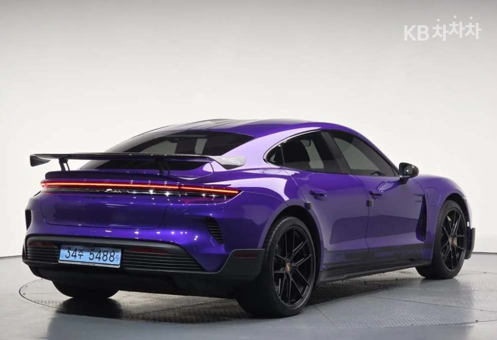 Porsche Taycan — miniaturë 3