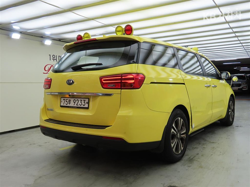 Kia Carnival — miniaturë 4