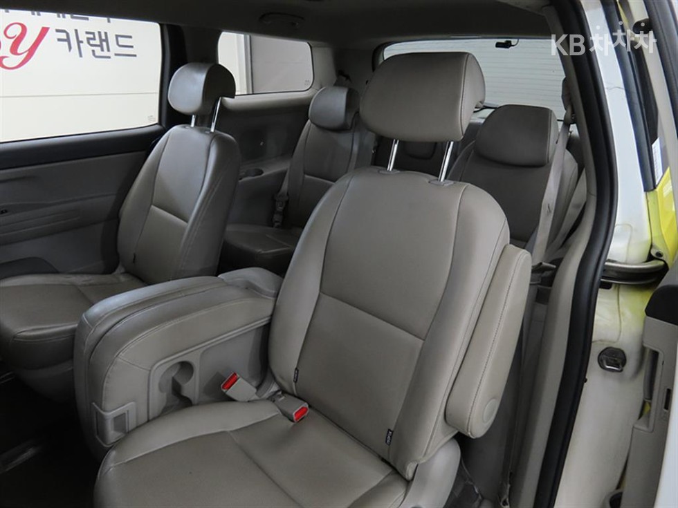 Kia Carnival — miniaturë 7
