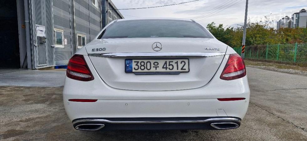 Mercedes-Benz E-Class Exclusive — фото 4