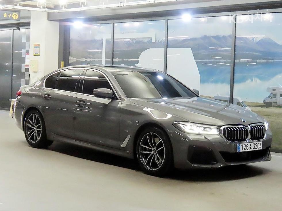 BMW 5 Series M Sport — фото 1