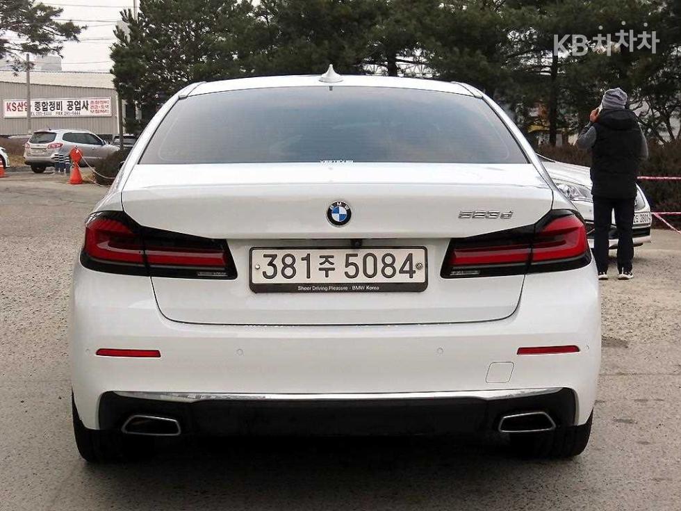 BMW 5 Series Luxury — фото 4
