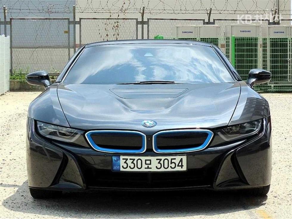 BMW i8 BASE MODEL — фото 1