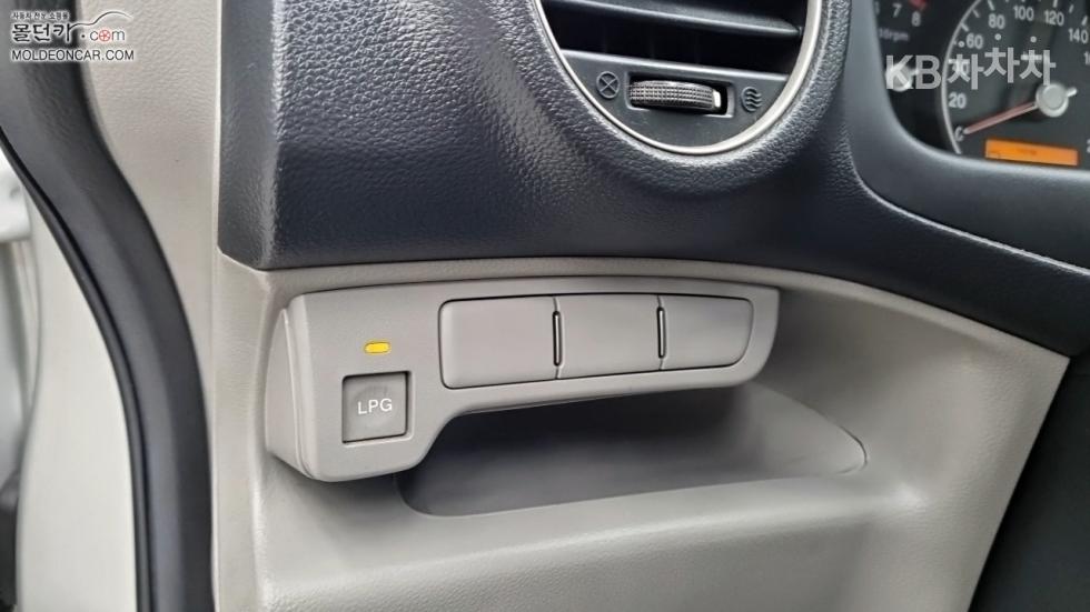 Kia Carens — miniaturë 15