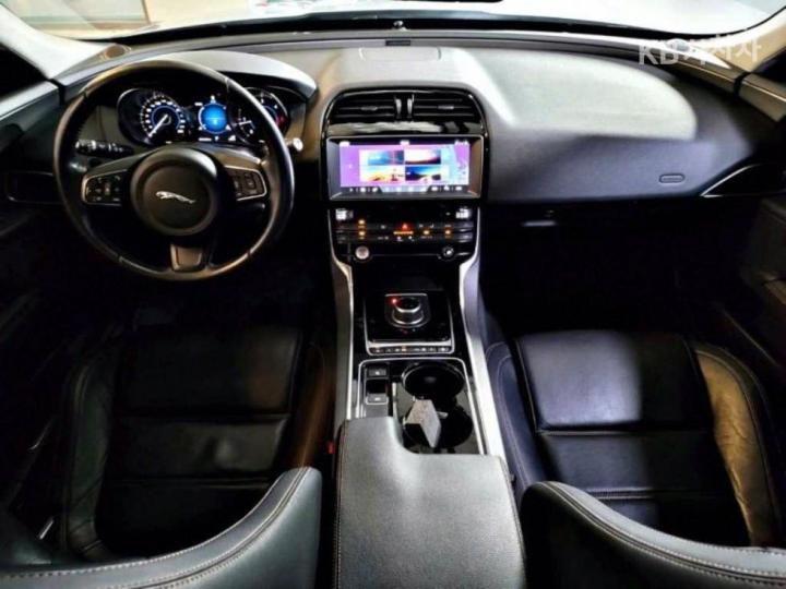 Jaguar XE 2.0 Diesel PRESTIGE 8