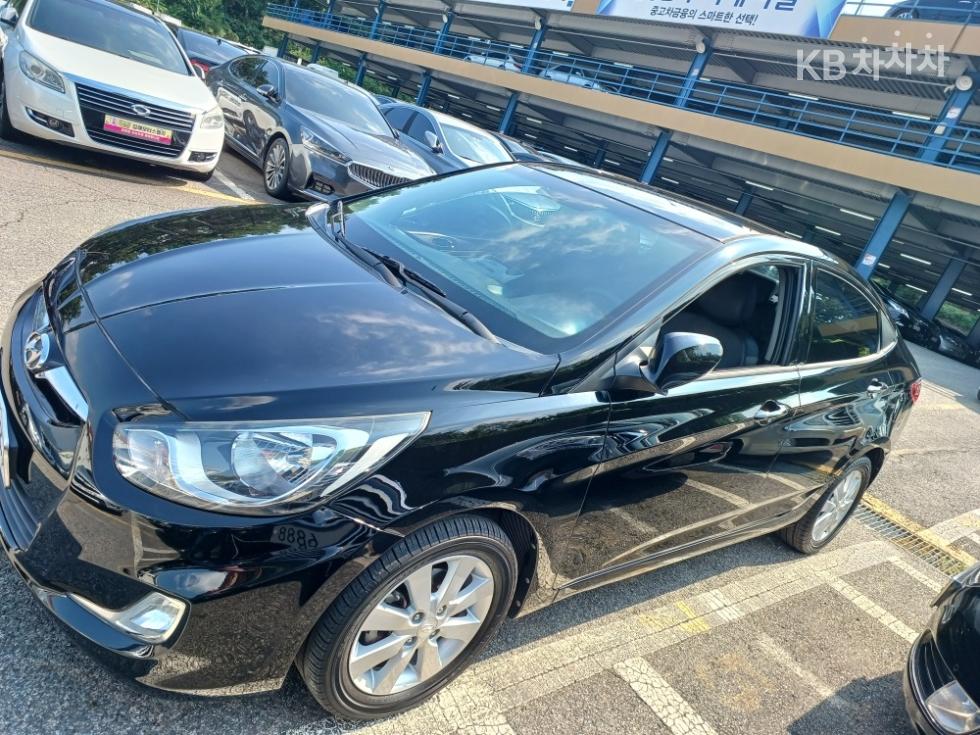 2012 - hyundai accent