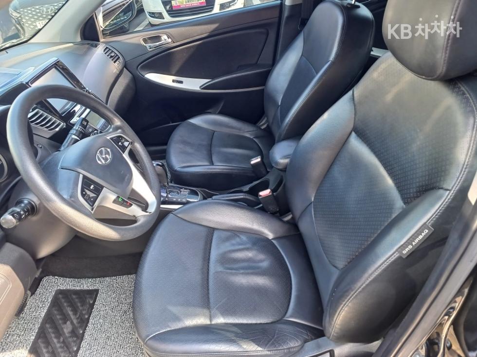 2012 - hyundai accent