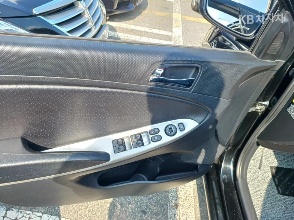 2012 - hyundai accent
