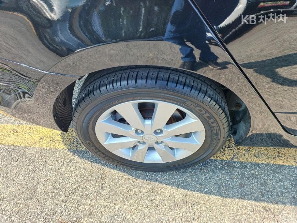 2012 - hyundai accent