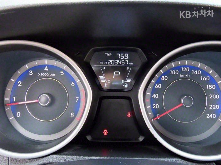 Hyundai Avante MD LPI M16 Deluxe 10