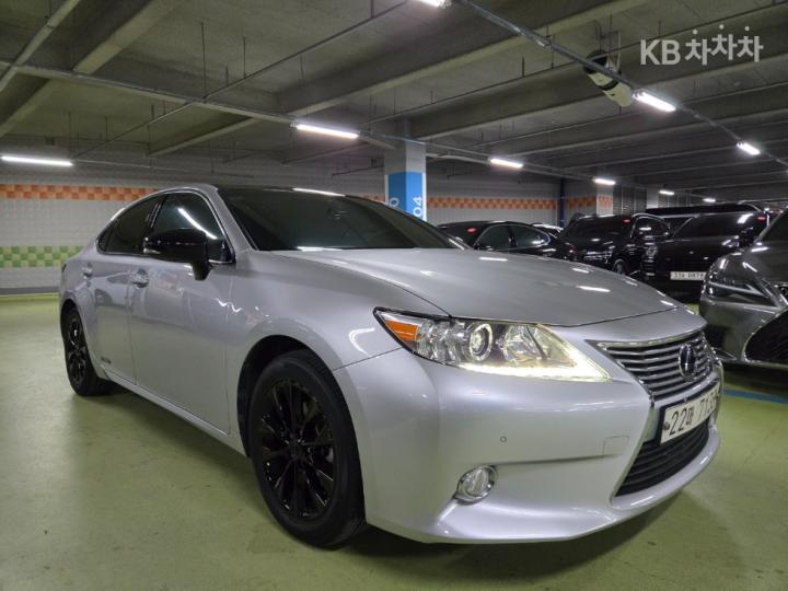 Lexus ES New 300h Executive 3