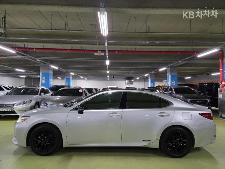 Lexus ES New 300h Executive 4