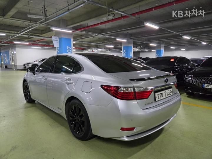 Lexus ES New 300h Executive 5