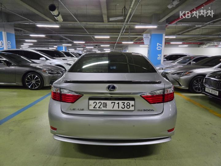 Lexus ES New 300h Executive 6