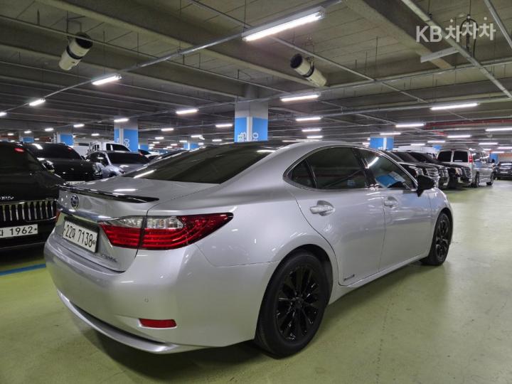 Lexus ES New 300h Executive 7