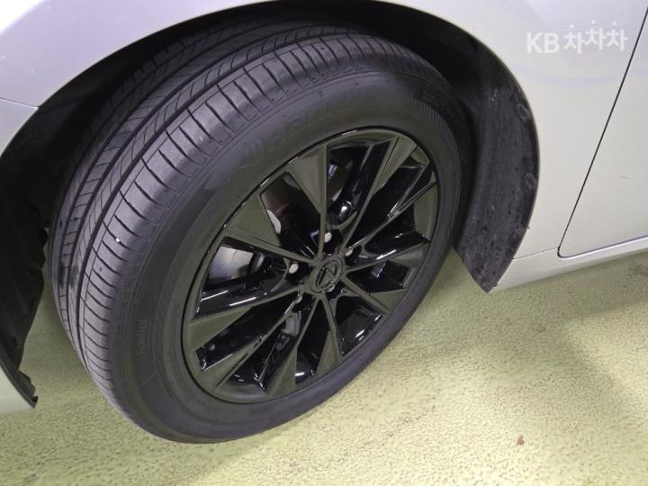 Lexus ES New 300h Executive 9