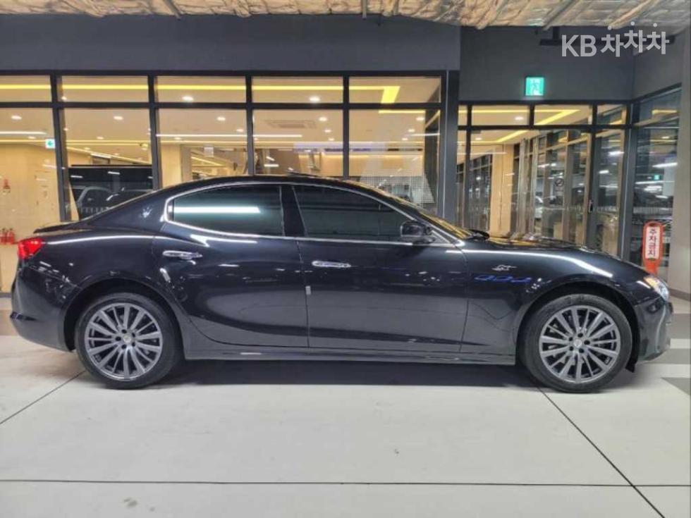 2022 - maserati ghibli