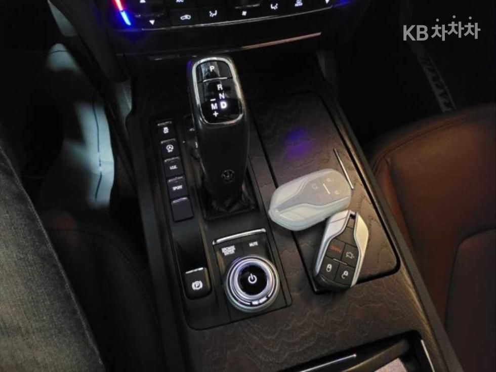 2022 - maserati ghibli