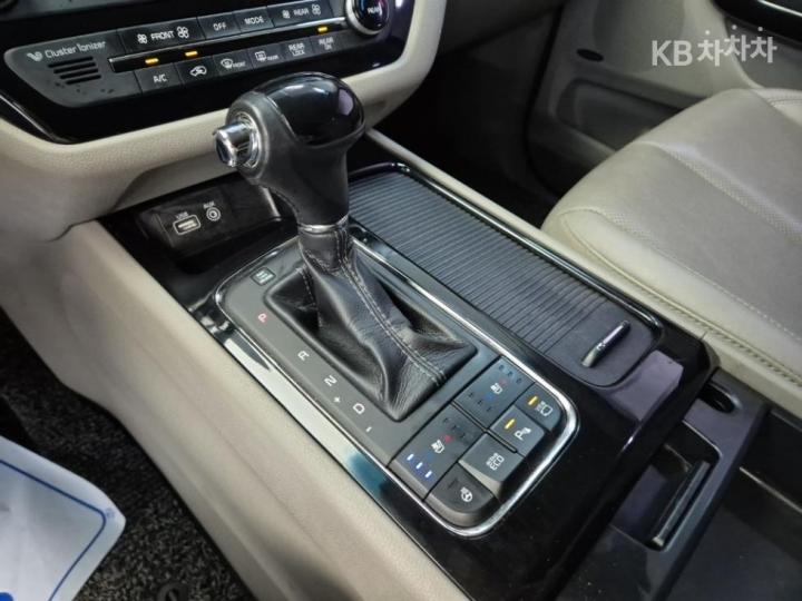 Kia Carnival 2.2 Diesel Limousine President 8