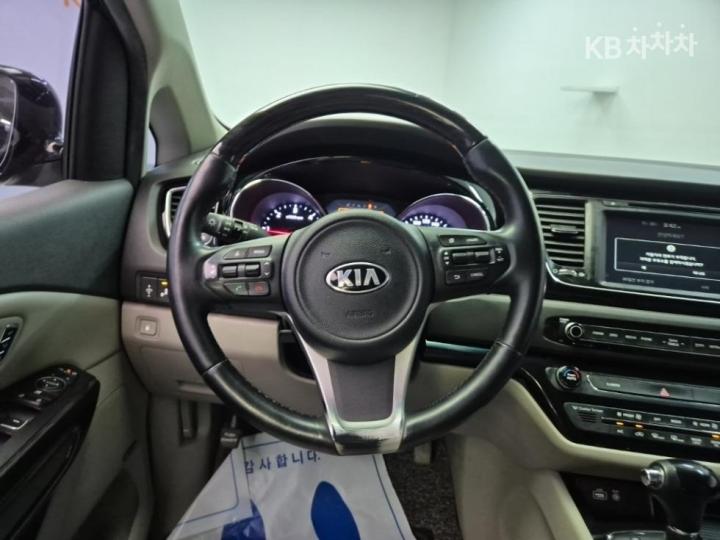 Kia Carnival 2.2 Diesel Limousine President 9