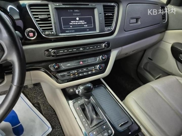 Kia Carnival 2.2 Diesel Limousine President 10