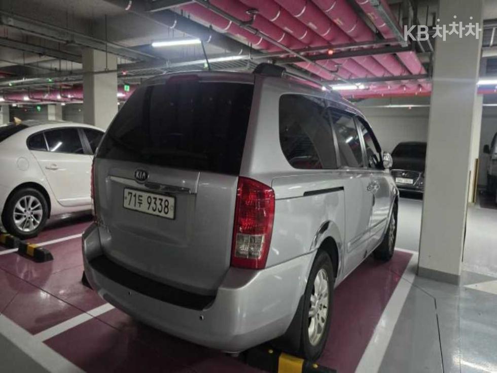 2011 - kia carnival