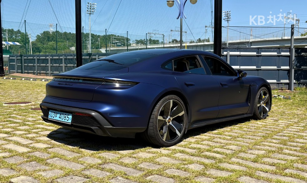 2021 - porsche taycan