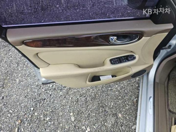 Jaguar XJ 2.7D LWB 9