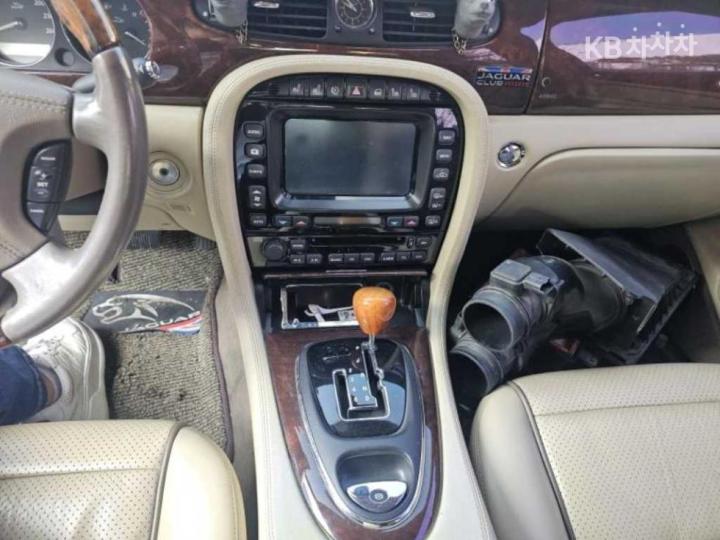 Jaguar XJ 2.7D LWB 10