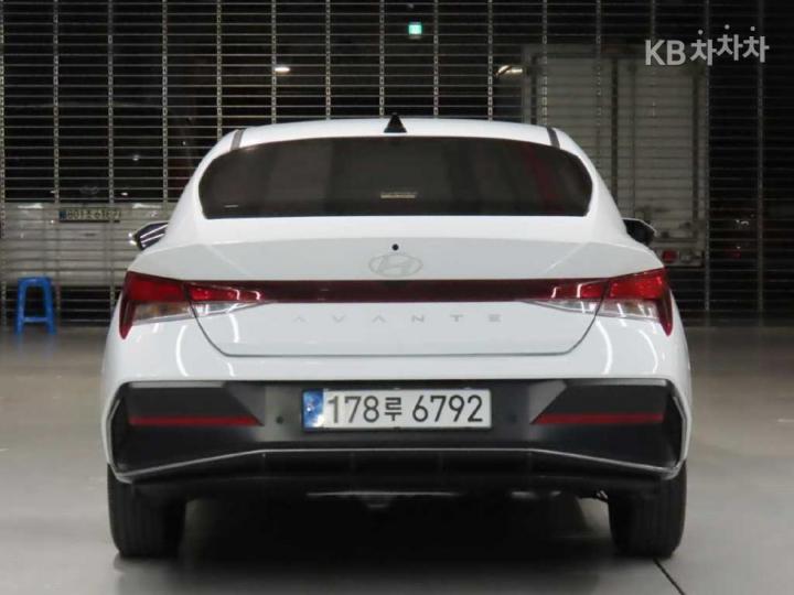 Hyundai Avante 1.6 LPi Smart - фото 6